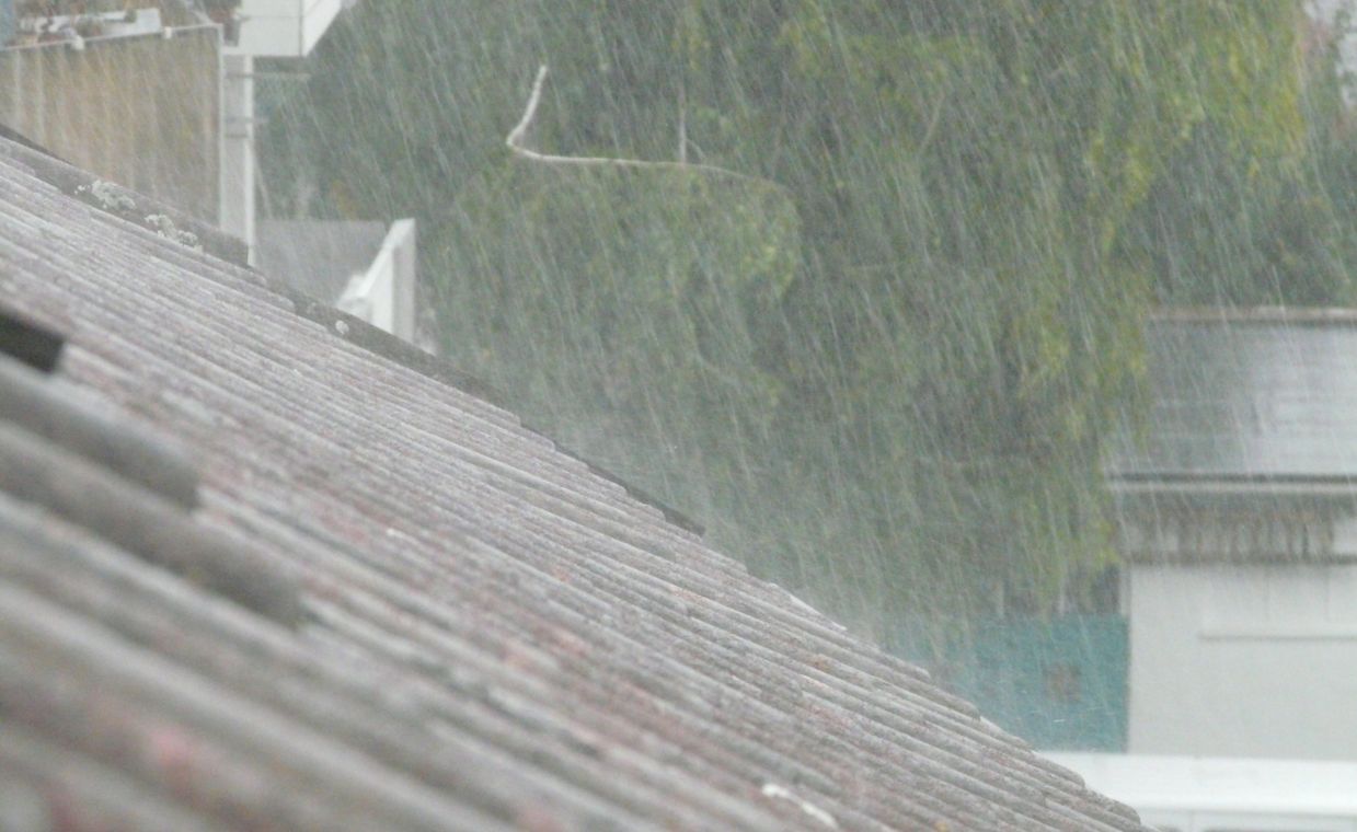 Niż genueński zbliża się do Polski. Ściana deszczu budzi zaniepokojenie