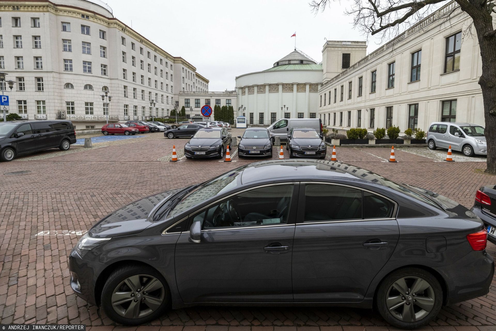 Wynajmują auta na biura poselskie. A w garażu stoją ich prywatne samochody