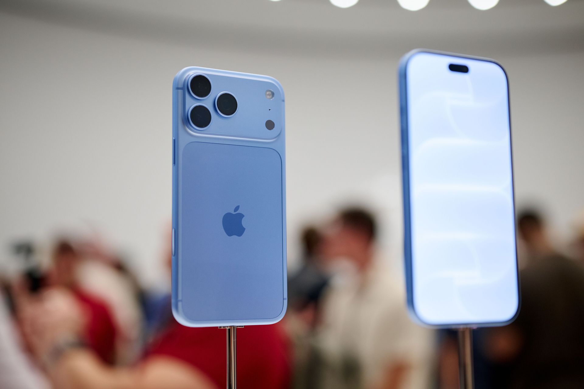 Nowe iPhone'y mają większe baterie. Ile mAh dodało Apple?
