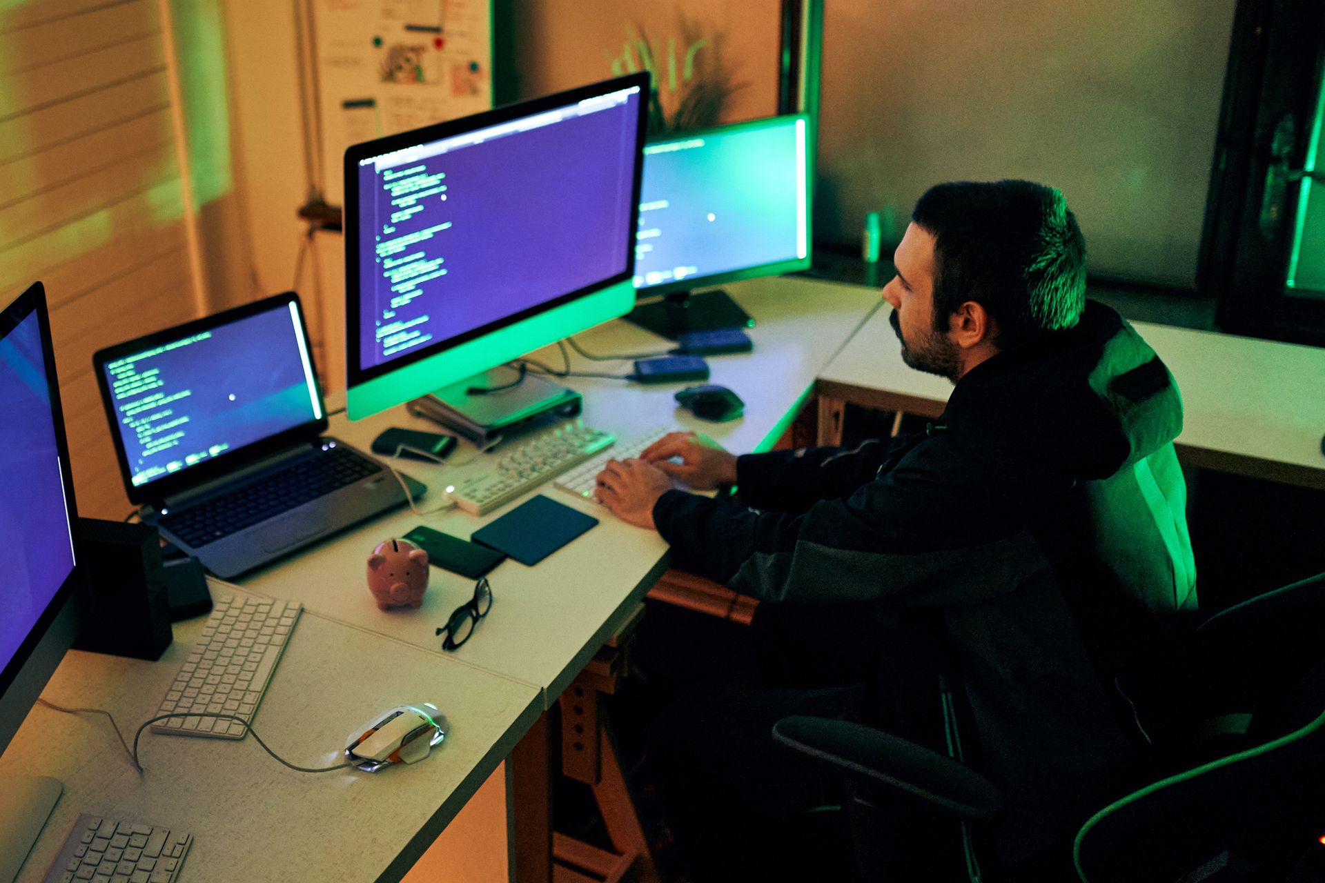 Cyberprzestępczość zaczęła się niewinnie. Dziś to globalny biznes