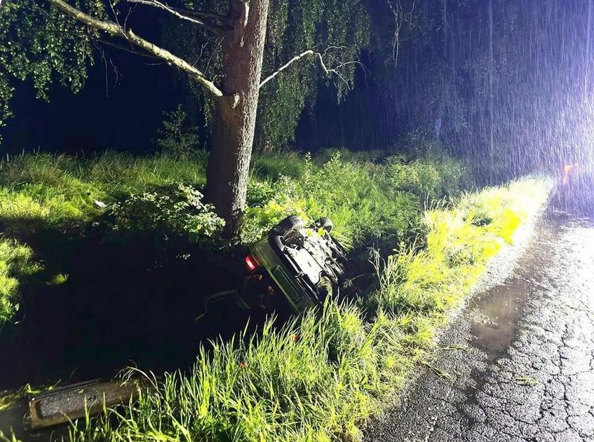 Samochód wpadł do rowu i dachował. Trzy nastolatki w szpitalu