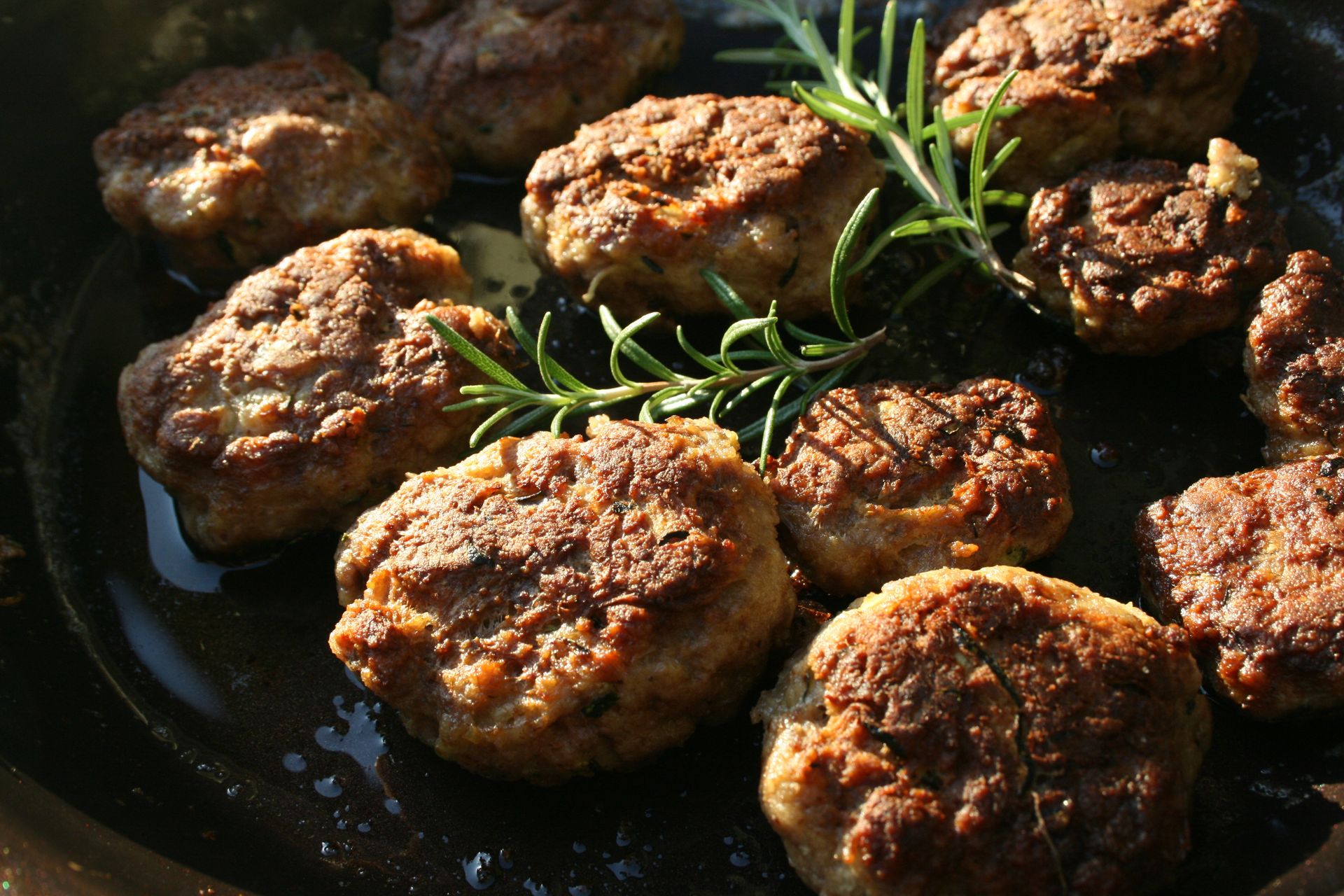 Kotlety mielone robię po duńsku. Są bardziej soczyste i bez bułki tartej