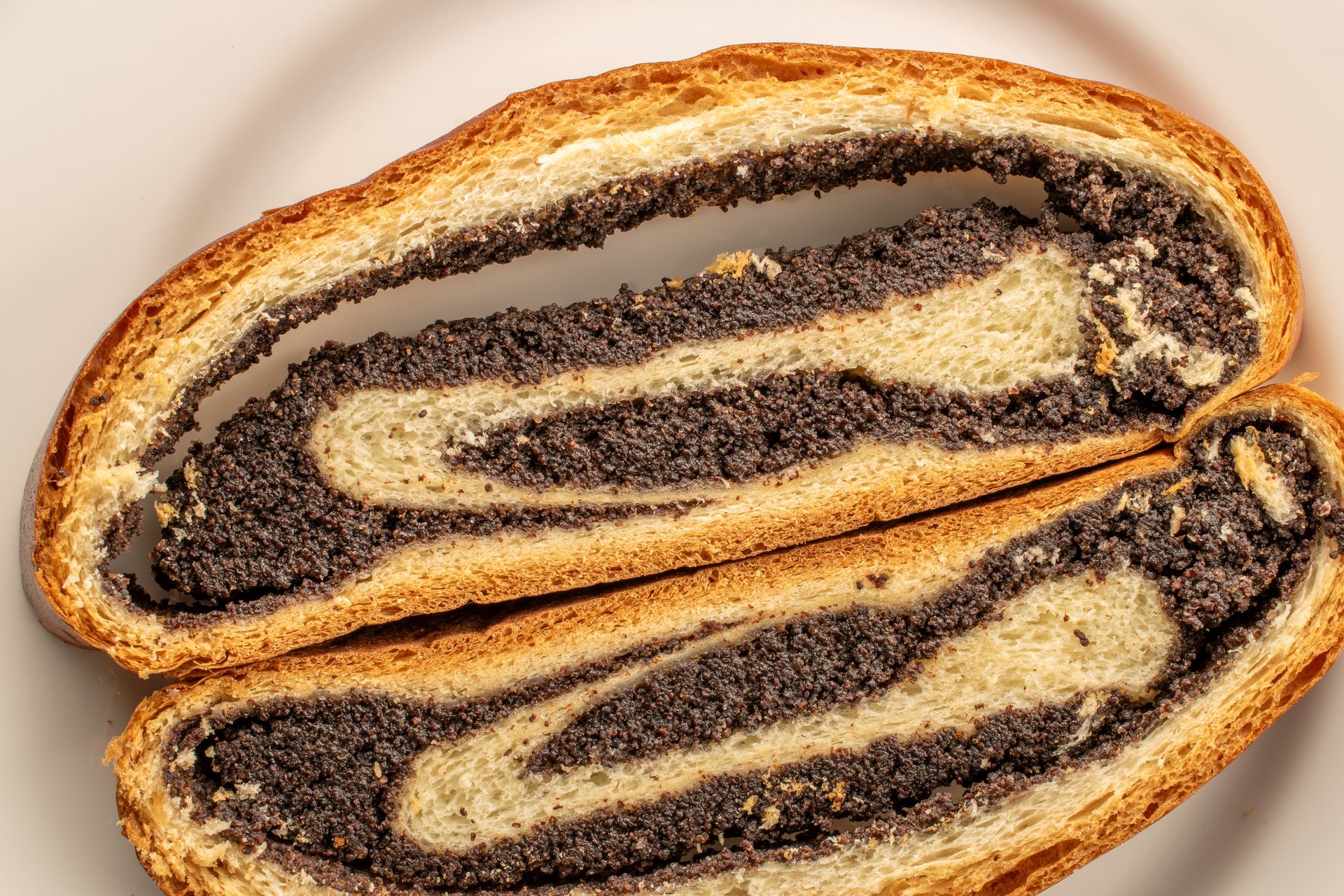 Makowiec w trakcie krojenia brzydko się rozwarstwia? Unikniesz wpadki, pamiętając o kluczowych zasadach