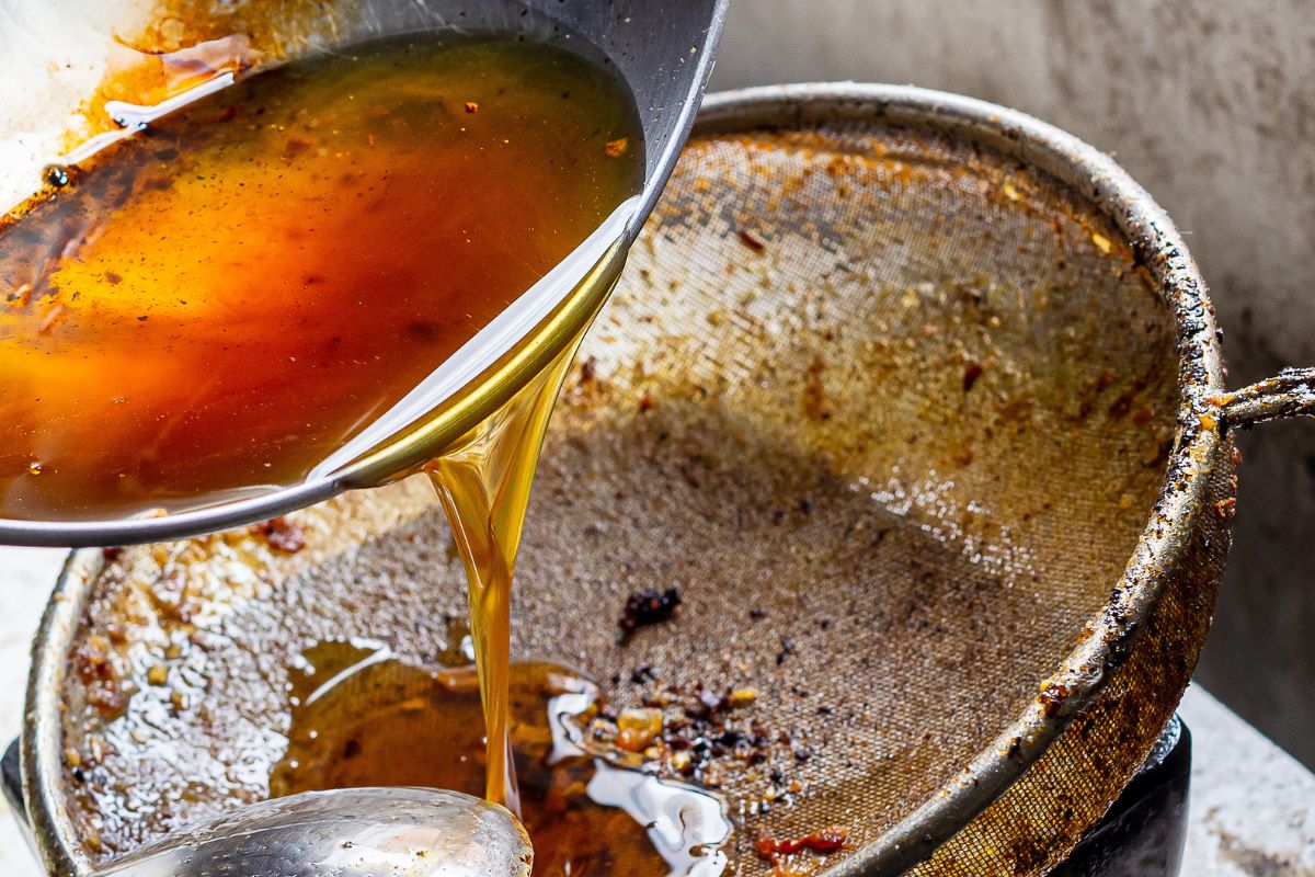 Większość wylewa tłuszcz po smażeniu pączków do zlewu. Skutki mogą być opłakane