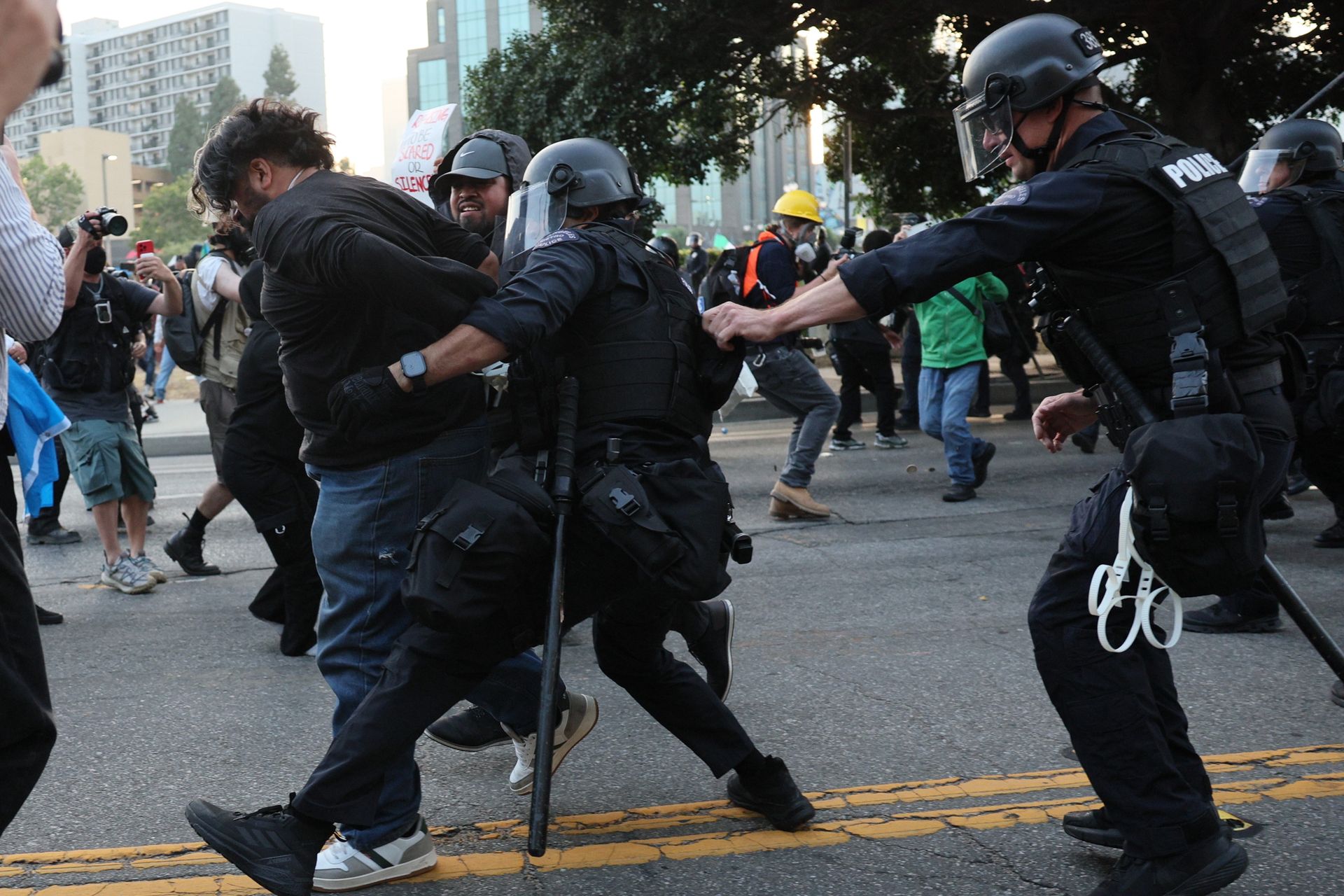 Zamieszki w Los Angeles. Trump ostrzega resztą kraju