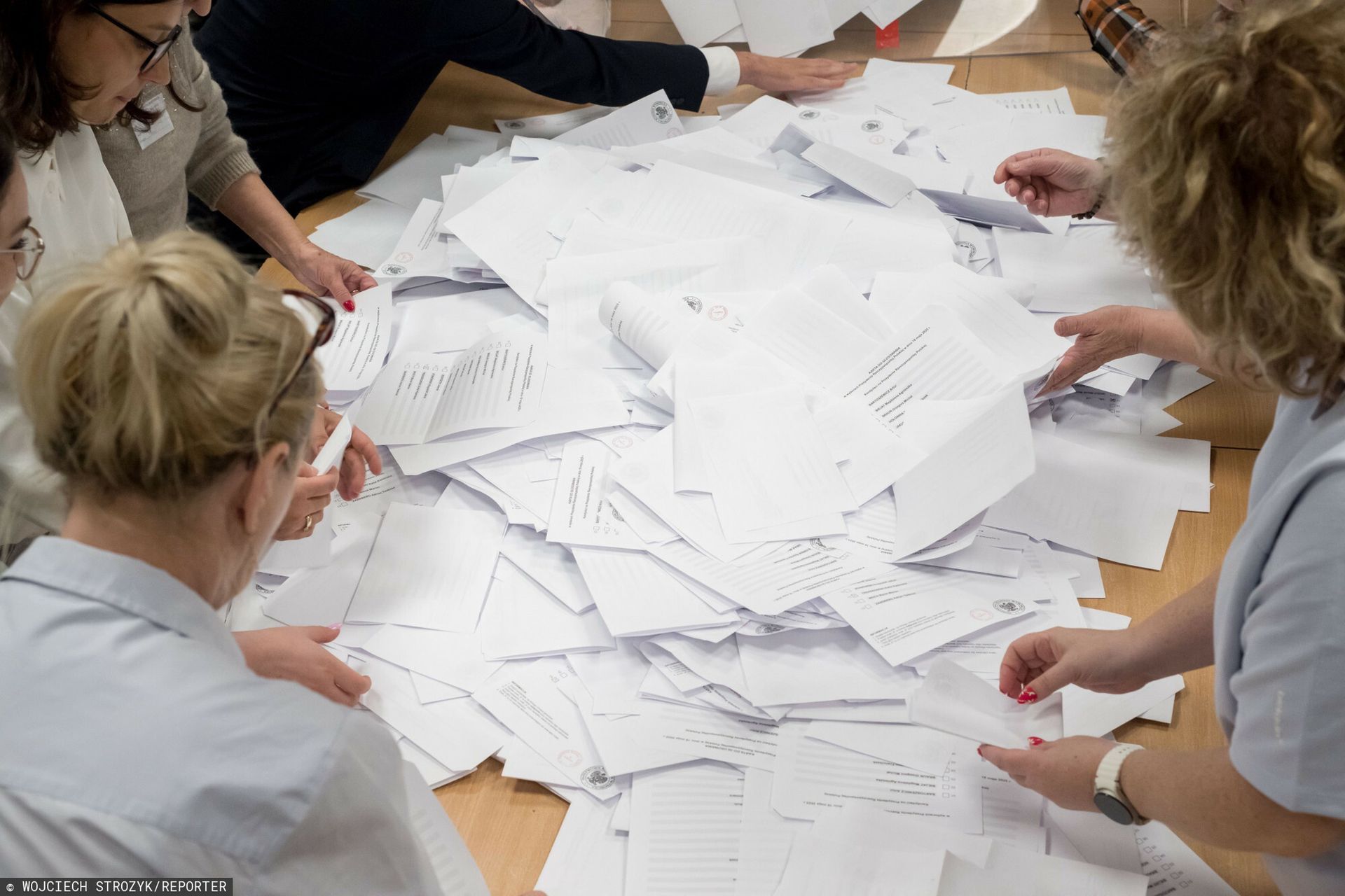 Sondażownie z apelem przed niedzielą. Mówią o walce "na żyletki"