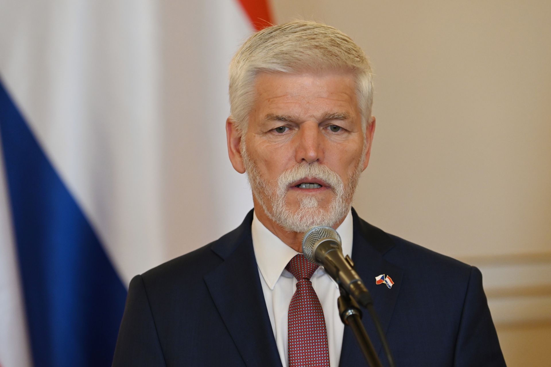 Prezydent Czech mówi o szantażu. Pokazał SMS-y