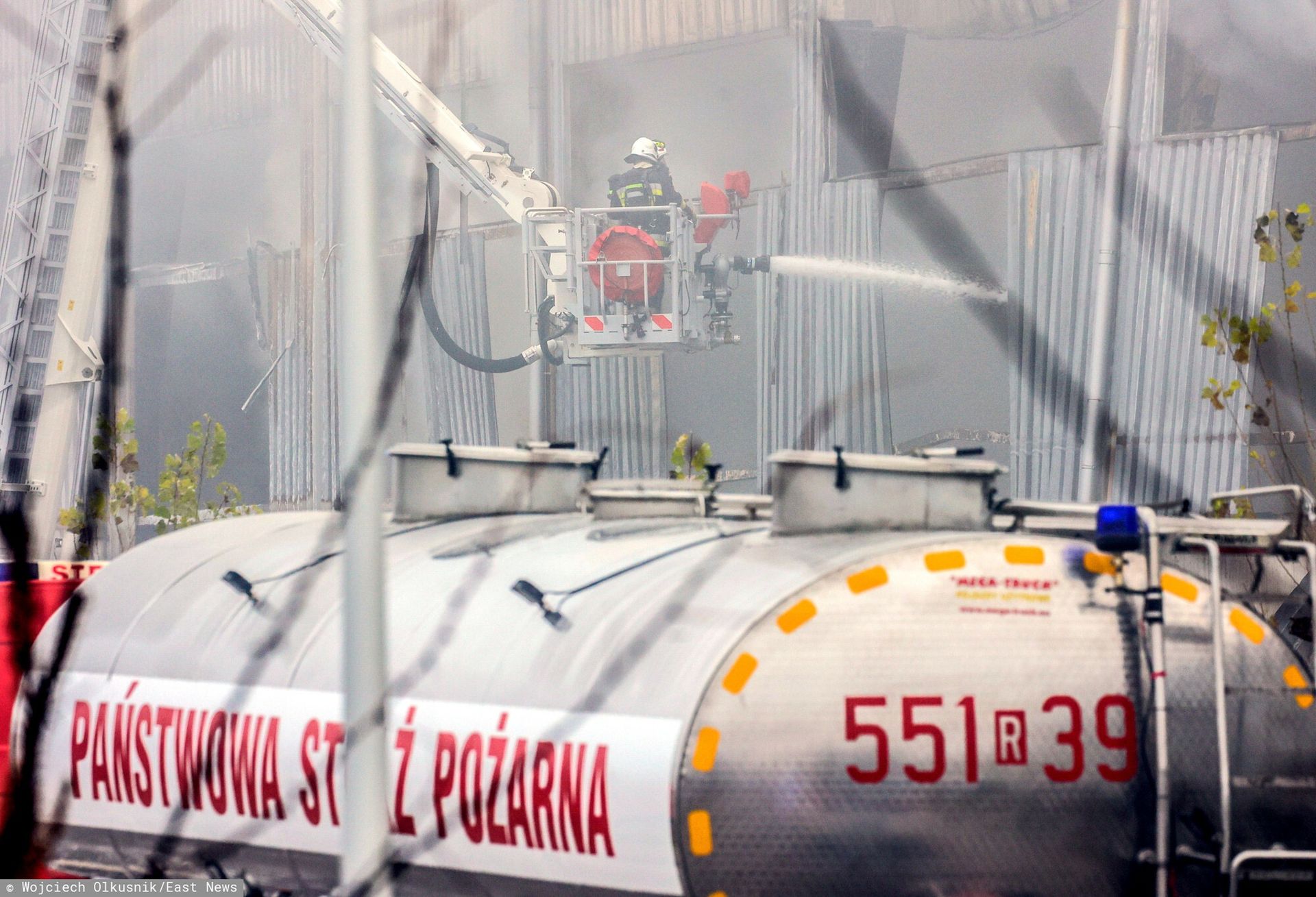 Stalowa Wola. Wciąż trwa dogaszanie pożaru. Straż rozważa rozbiórkę