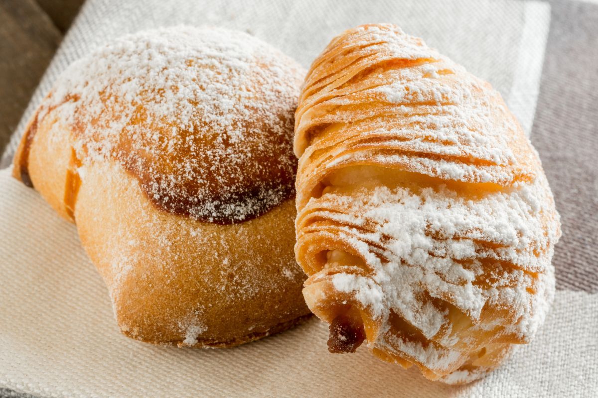 W Neapolu się zajadają. Proste ciastka skrywają pyszny farsz