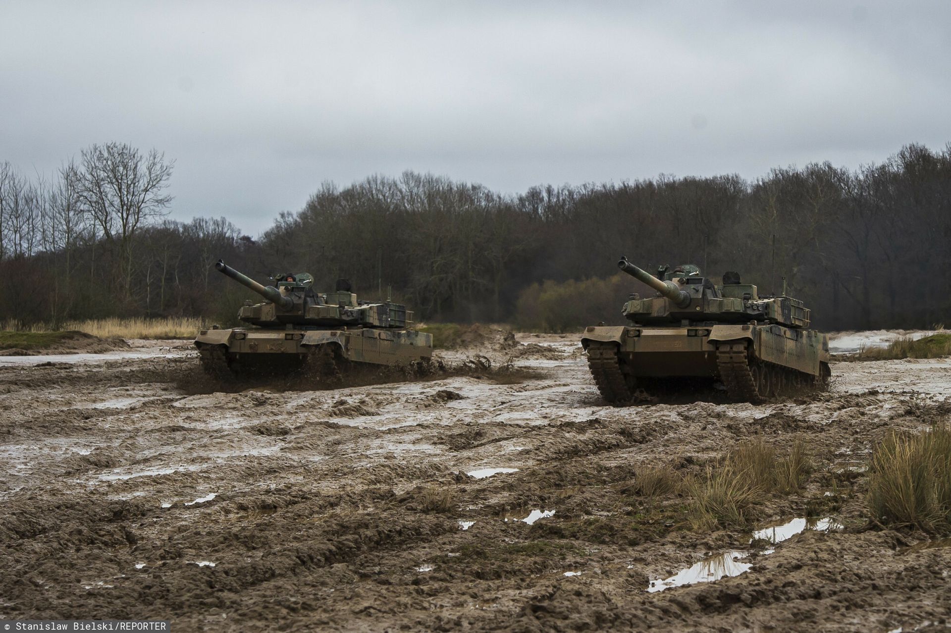 Polscy żołnierze szkolą się z obsługi czołgów K2. Nie tylko w kraju