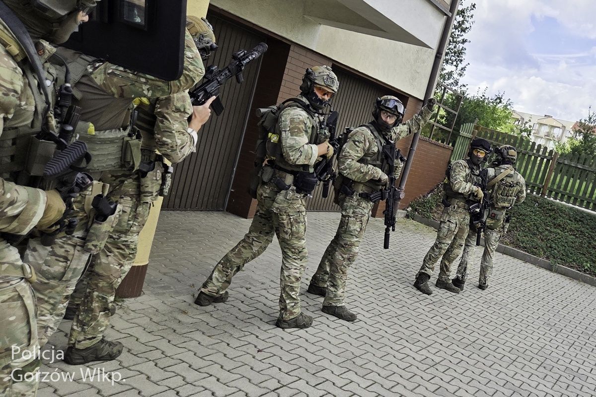 Kontrterroryści weszli do mieszkania. Znaleźli amfetaminę i marihuanę