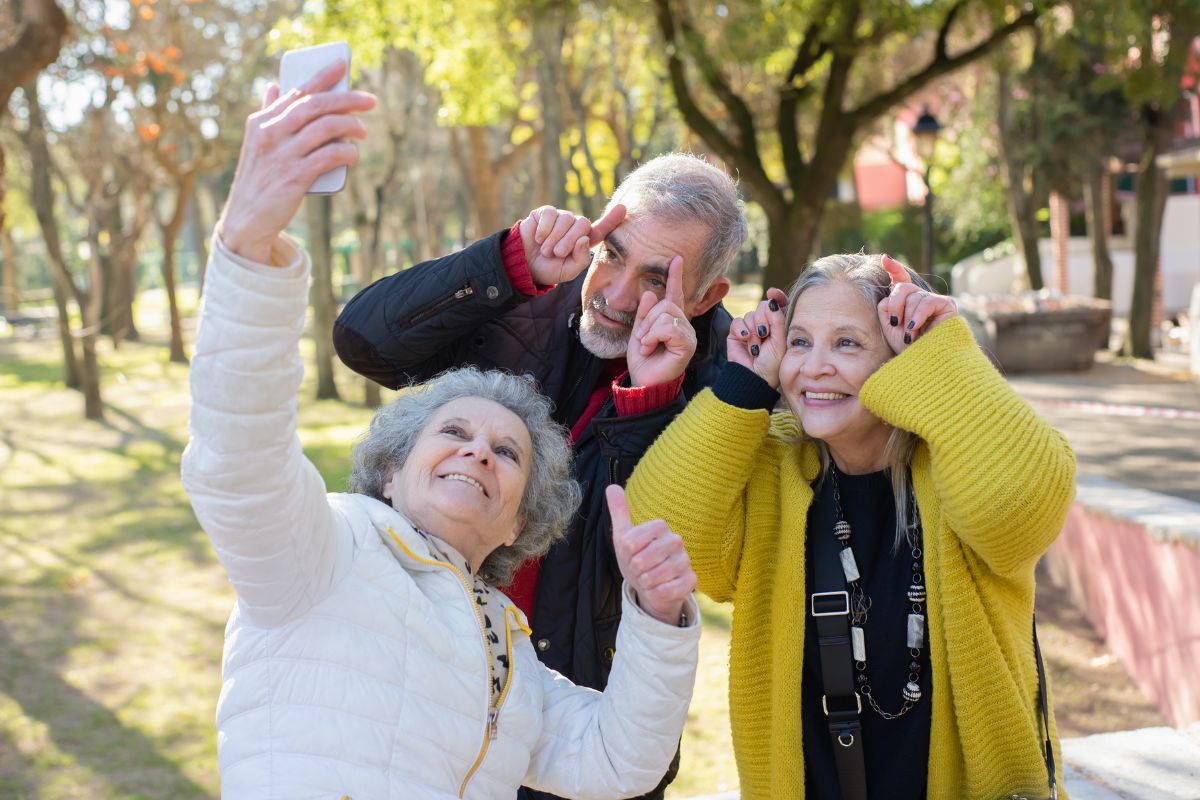 Sprzęt dla seniora. Jak wybrać odpowiedni telefon i komputer?