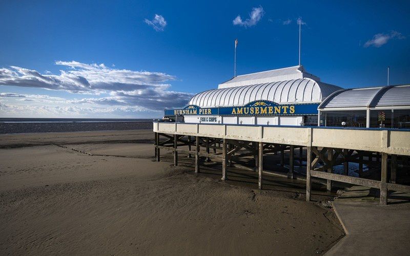 Niezwykłe molo. Gdy jest odpływ, to woda "ucieka" od niego na 2 km