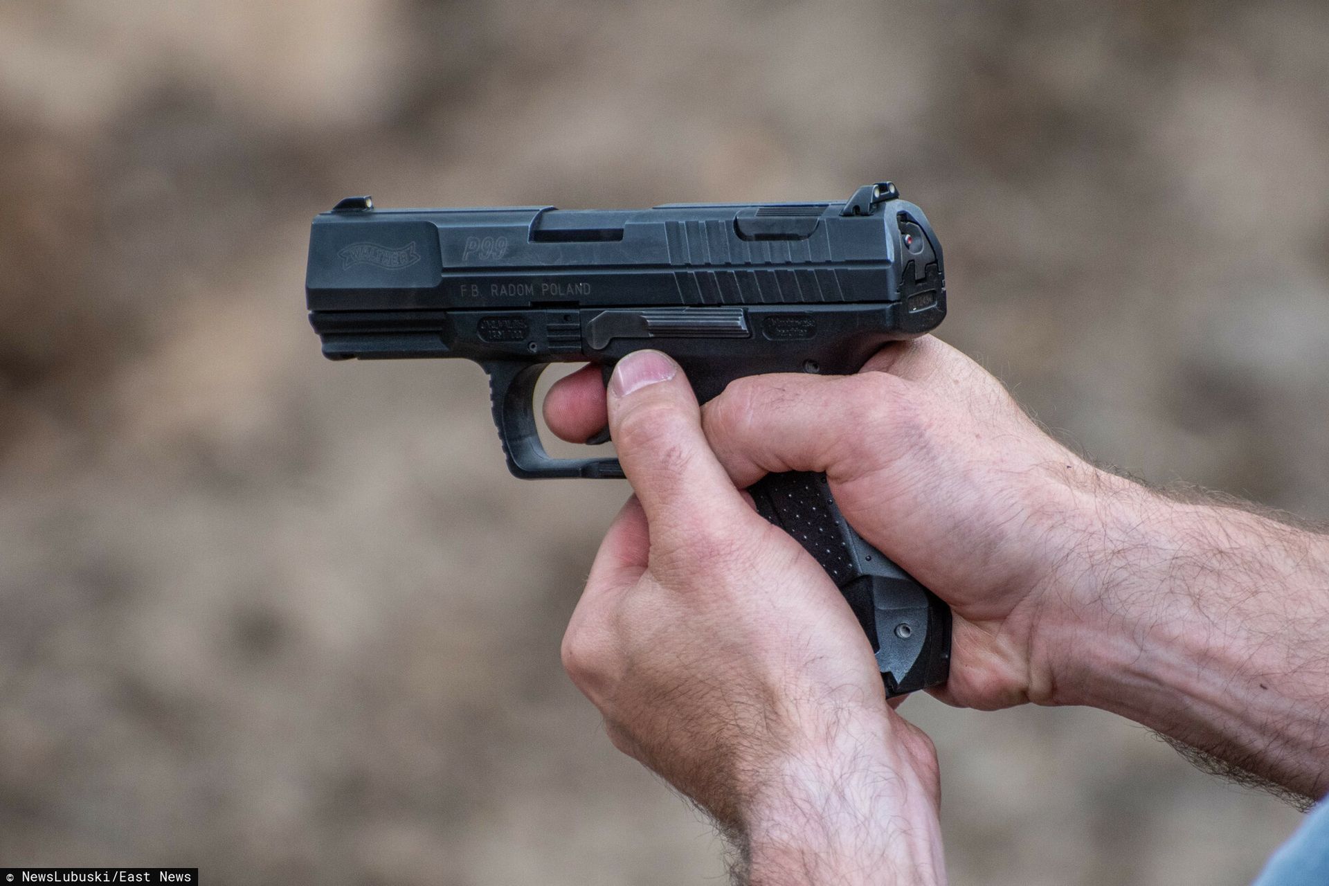 Rzucił się z widłami na policjantów. Padły strzały