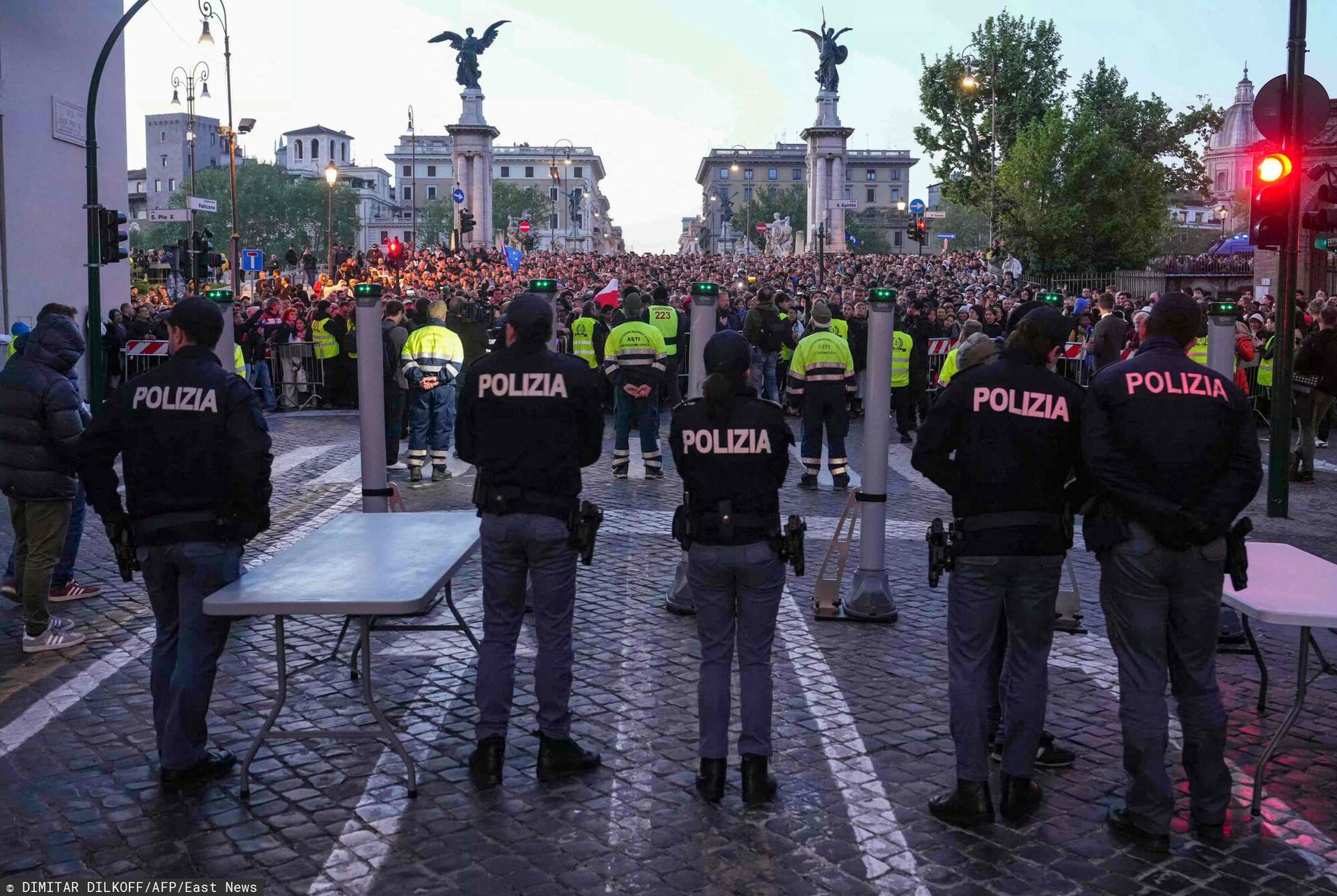 Nie tylko prezydenci, premierzy i koronowane głowy. Migranci, osoby transpłciowe, ubodzy i więźniowie pożegnają papieża Franciszka. Relacja z Watykanu