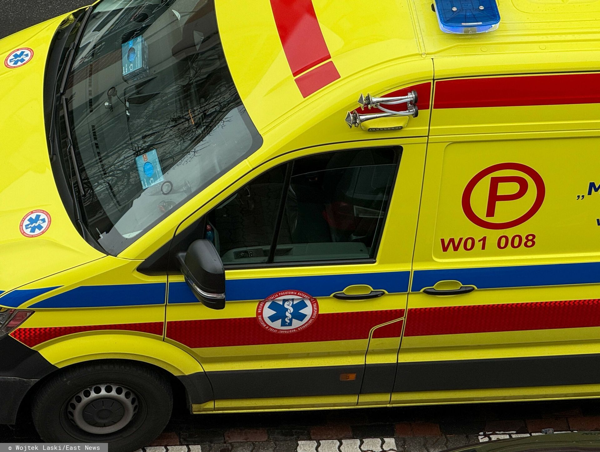 Pościg za skradzioną karetką. Ranna policjantka, padły strzały