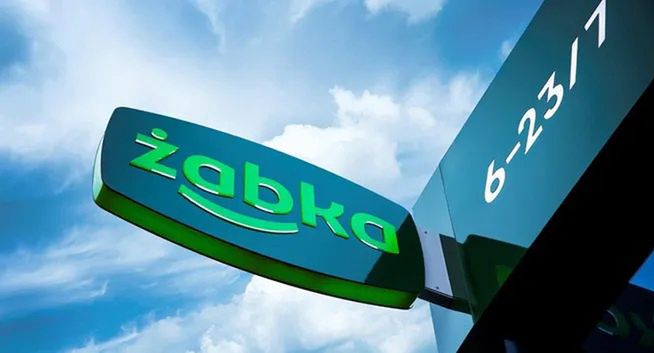 Żabka oskarżona o bycie "fabryką uzależnień". Sieć odpowiada