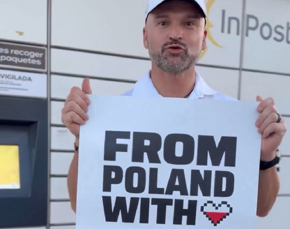 InPost chwali się, iż jest z Polski. Nowe naklejki na Paczkomatach