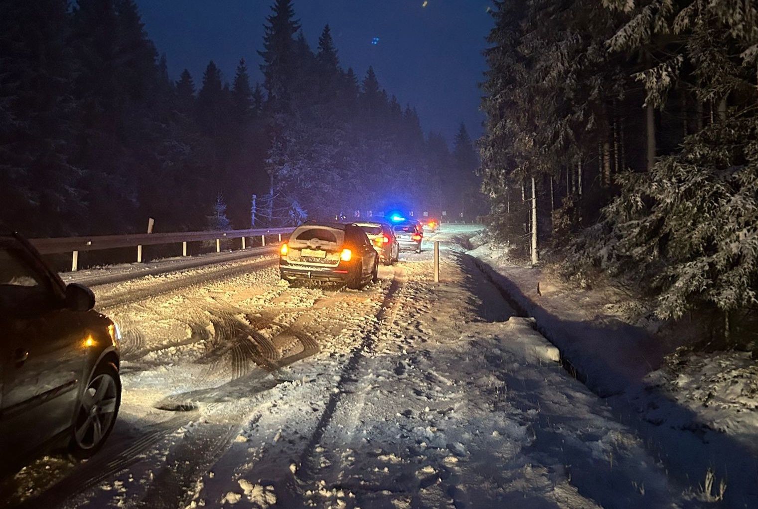 Zima zaskoczyła drogowców. Droga do granicy z Czechami zablokowana