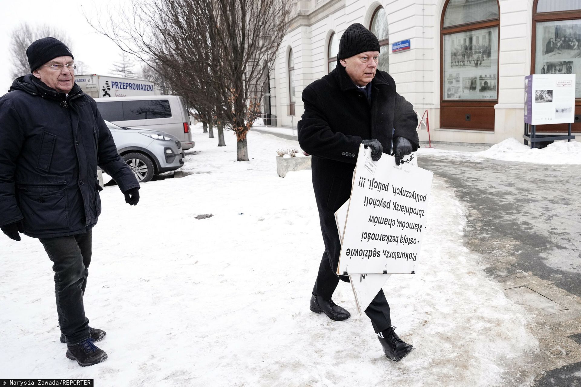 Incydent podczas miesięcznicy. Ciamajda: zabrałem łobuzowi tablicę