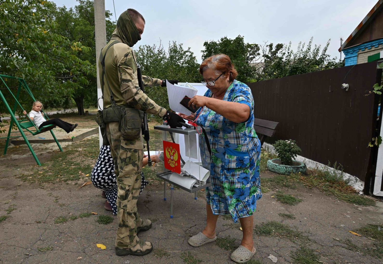 Ktoś się sprzeciwi? Tak wygląda głosowanie na okupowanych przez Rosję terenach w Ukrainie