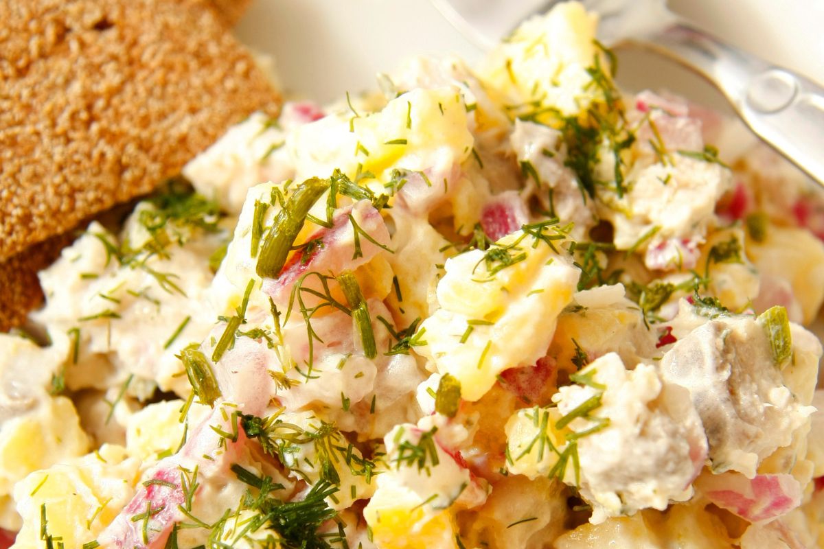 Nie czekam do świąt. Sałatkę śledziową z takimi dodatkami robię na weekend