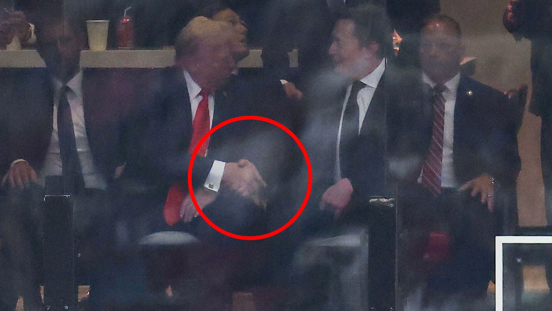 Pokazali się razem po karczemnej awanturze. Trump podał mu rękę