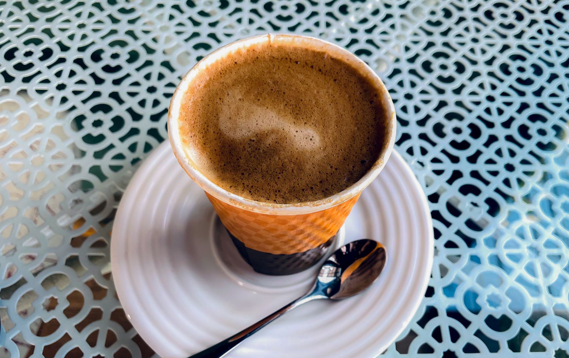 Francuzki nie dodają mleka do kawy. Sięgają po inny składnik i mają płaskie brzuchy