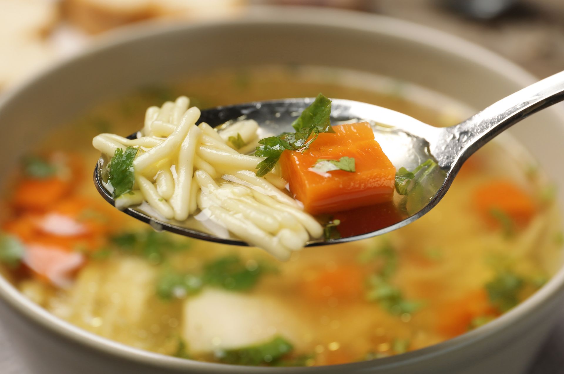 Kiedyś gospodynie dodawały do rosołu za każdym razem. Jak nic podbija smak zupy