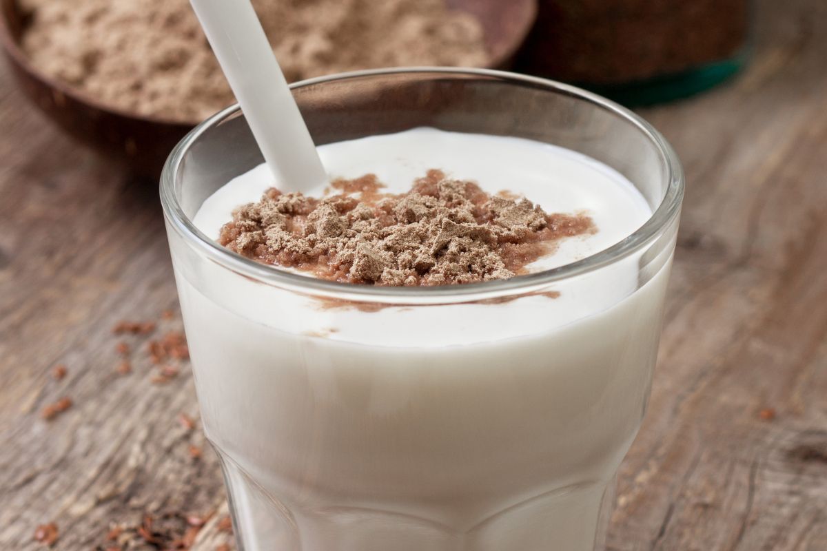 Dodaj do kefiru i wypij. To tylko dwa składniki, a jelita działają jak w zegarku i brzuch staje się płaski