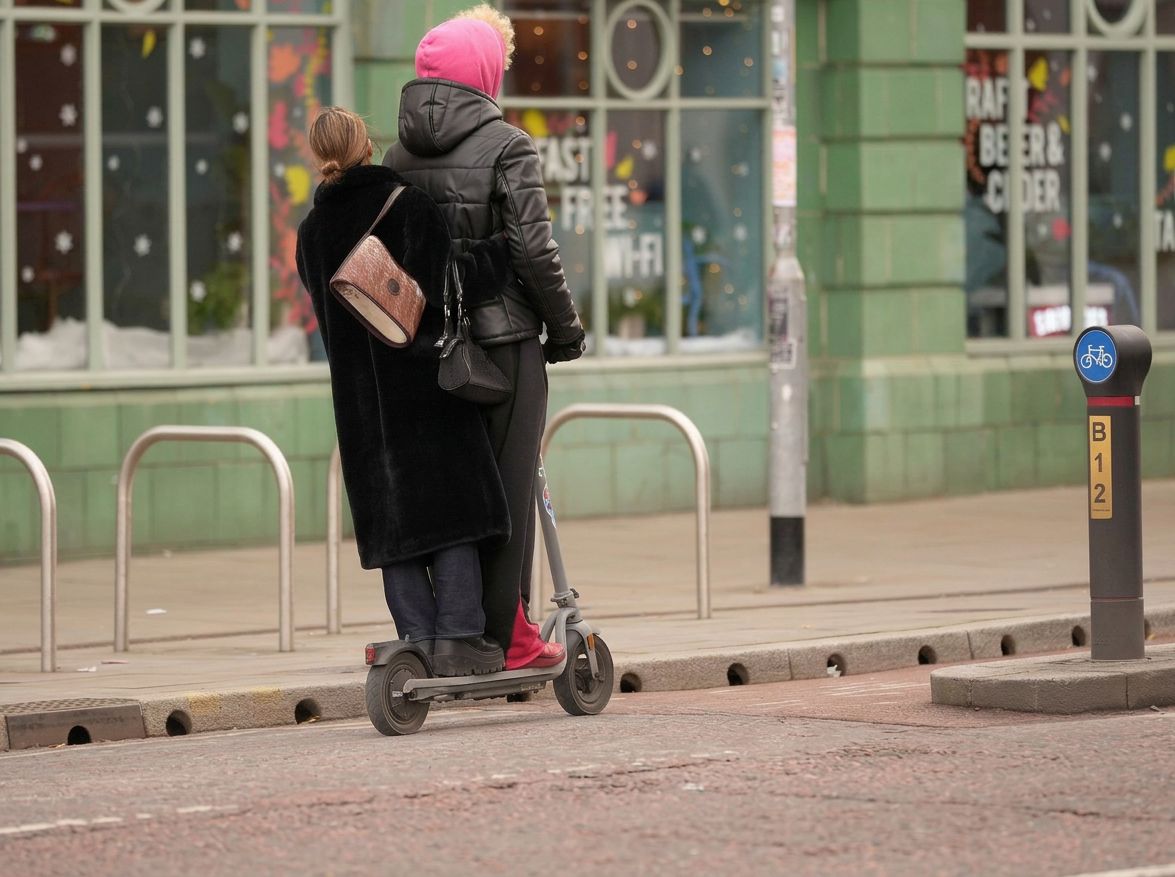 Jechali jedną hulajnogą. Potrącili kobietę. Jest w szpitalu
