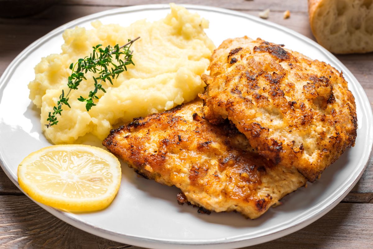 Weź filet z kurczaka i wymieszaj z majonezem. Kotlety o niebo lepsze niż mielone