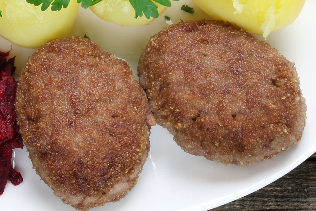 Ścieram na tarce i dodaję do mięsa. Kotlety mielone wychodzą bardziej soczyste