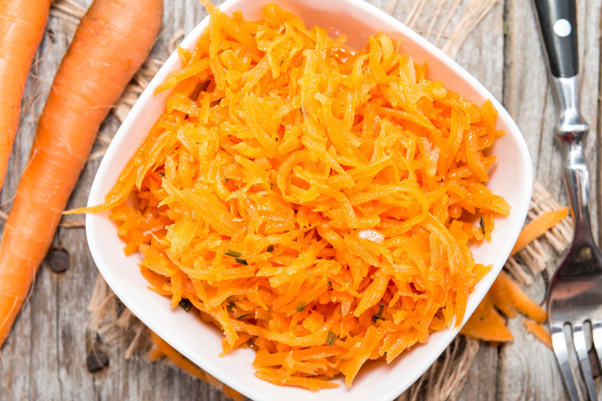 Wymieszaj z tartą marchewką i podaj do kotletów. Pasuje jeszcze lepiej niż zasmażana z babcinego przepisu