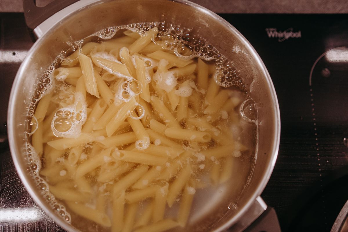 Najczęstsze błędy podczas gotowania makaronu. To dlatego się skleja i jest niesmaczny