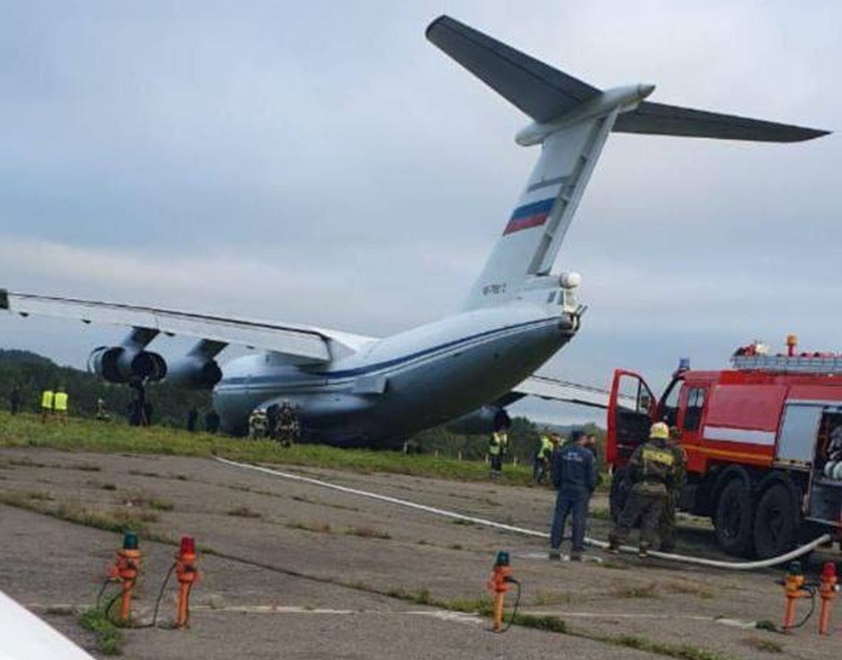 Awaryjne lądowanie rosyjskiego giganta. Nie zmieścił się na pasie
