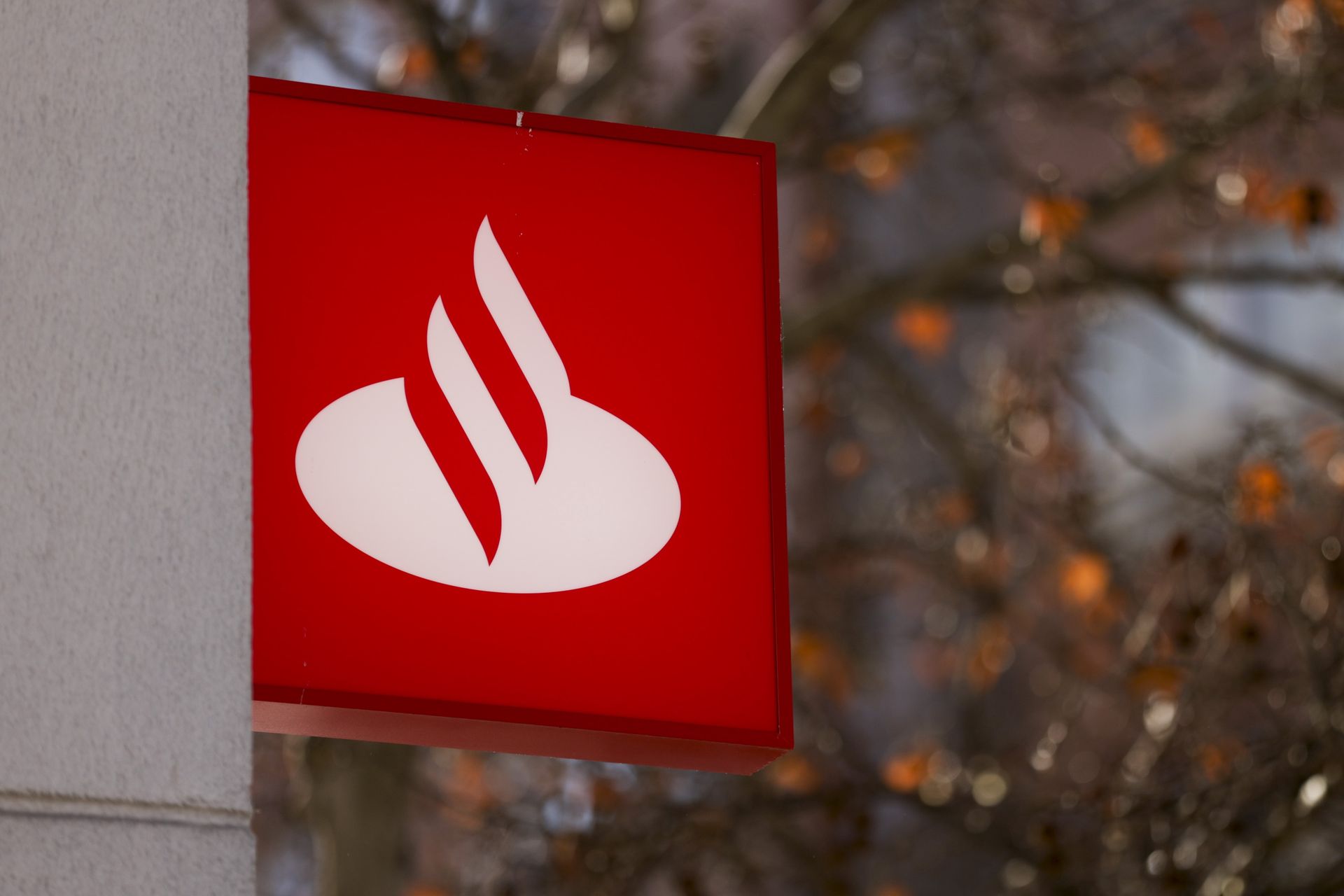 Santander ostrzega. "Proszą o przyłożenie karty do telefonu"