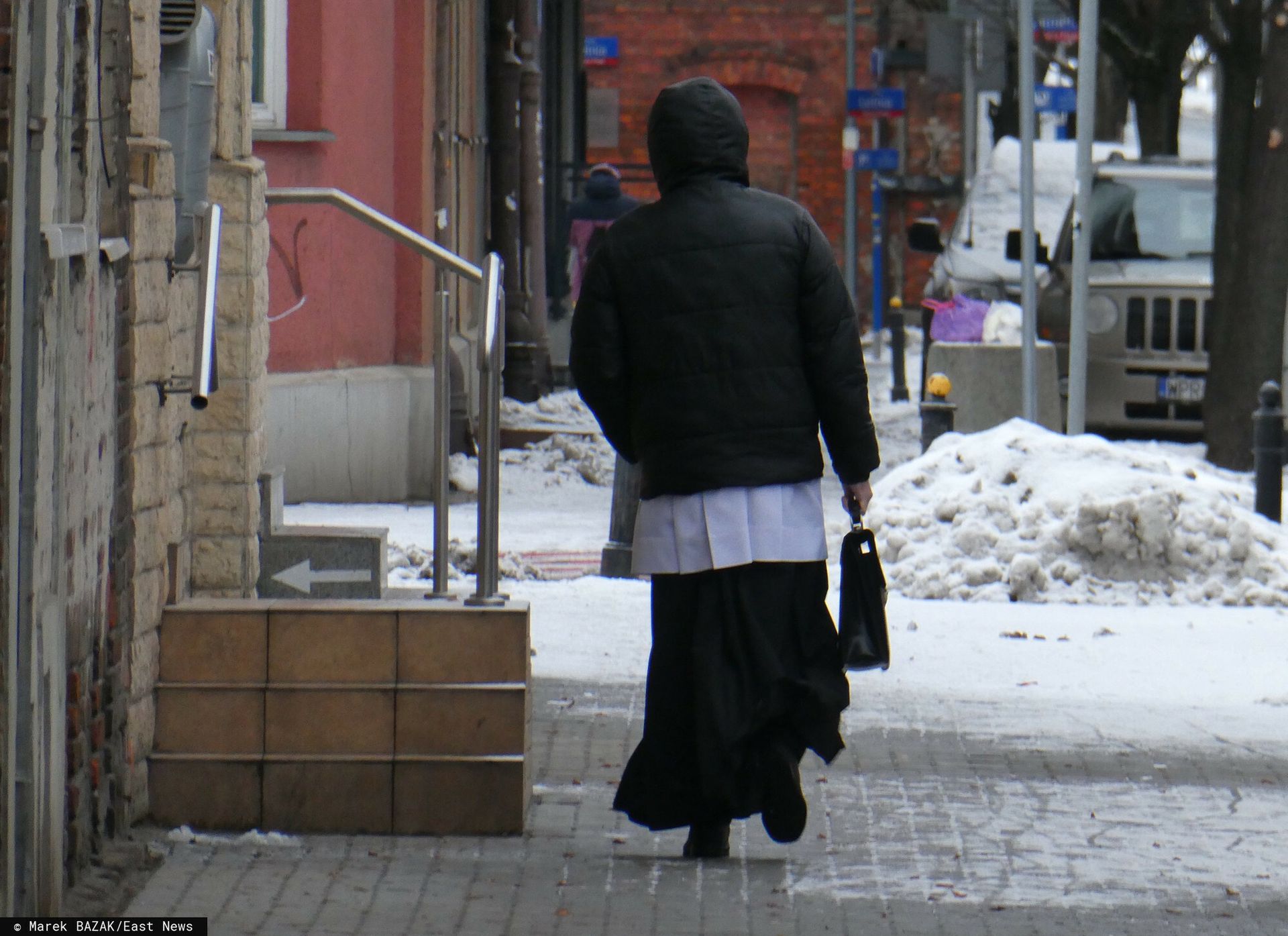 Ksiądz na kolędzie zobaczył kartkę w oknie sklepu. Zdjęcie wrzucił do sieci