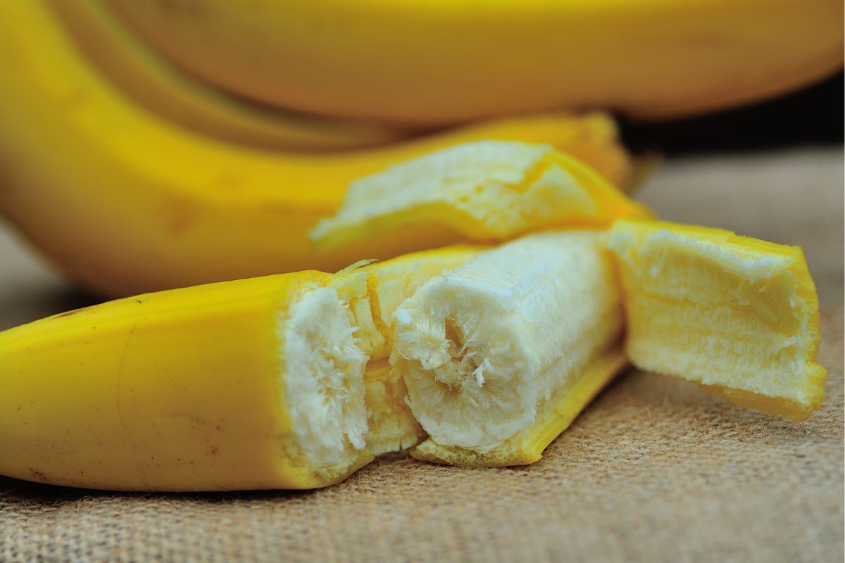 Czy można jeść banana ze skórką? Dla wielu to nie do pomyślenia