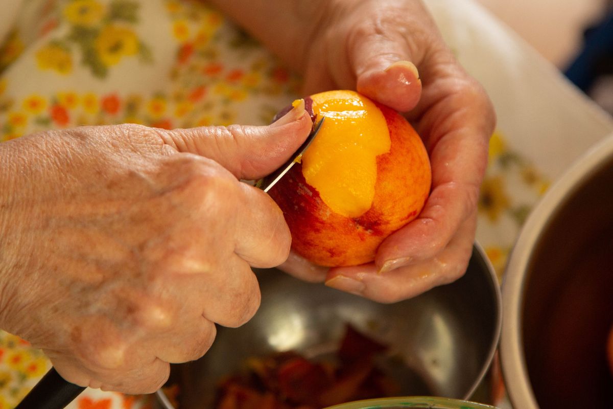 Czy brzoskwinie trzeba obierać ze skórki? Zdania są podzielone