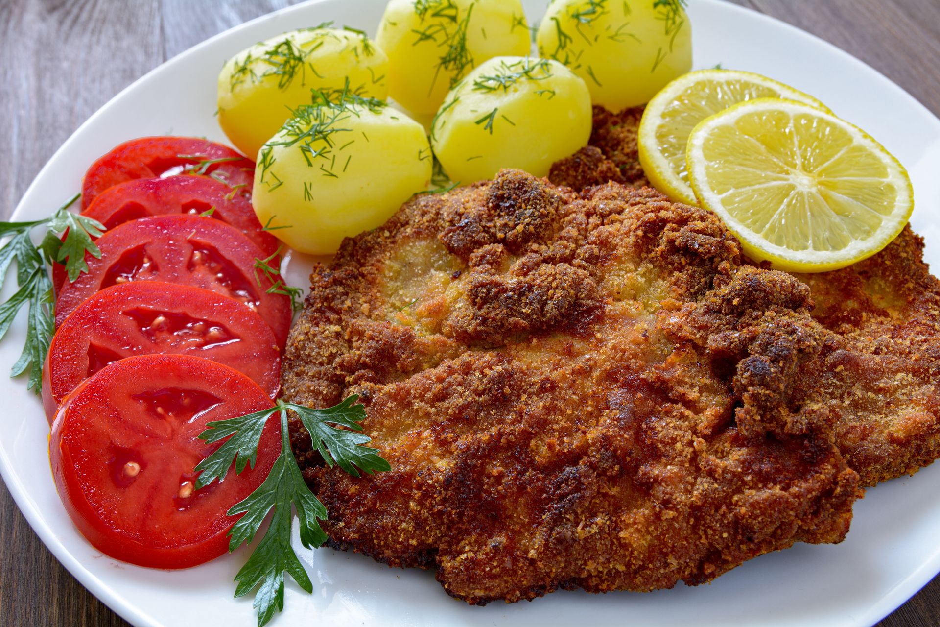 Sąsiadka naciera schabowe przed smażeniem. Niewielka zmiana, a smakują sto razy lepiej