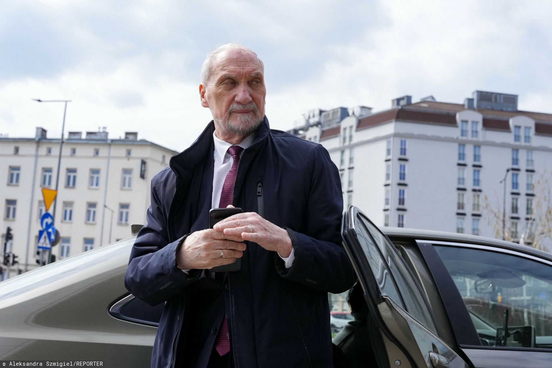 Nie ma prawa jazdy, ale się rozlicza. Media: Zaradny jak Macierewicz
