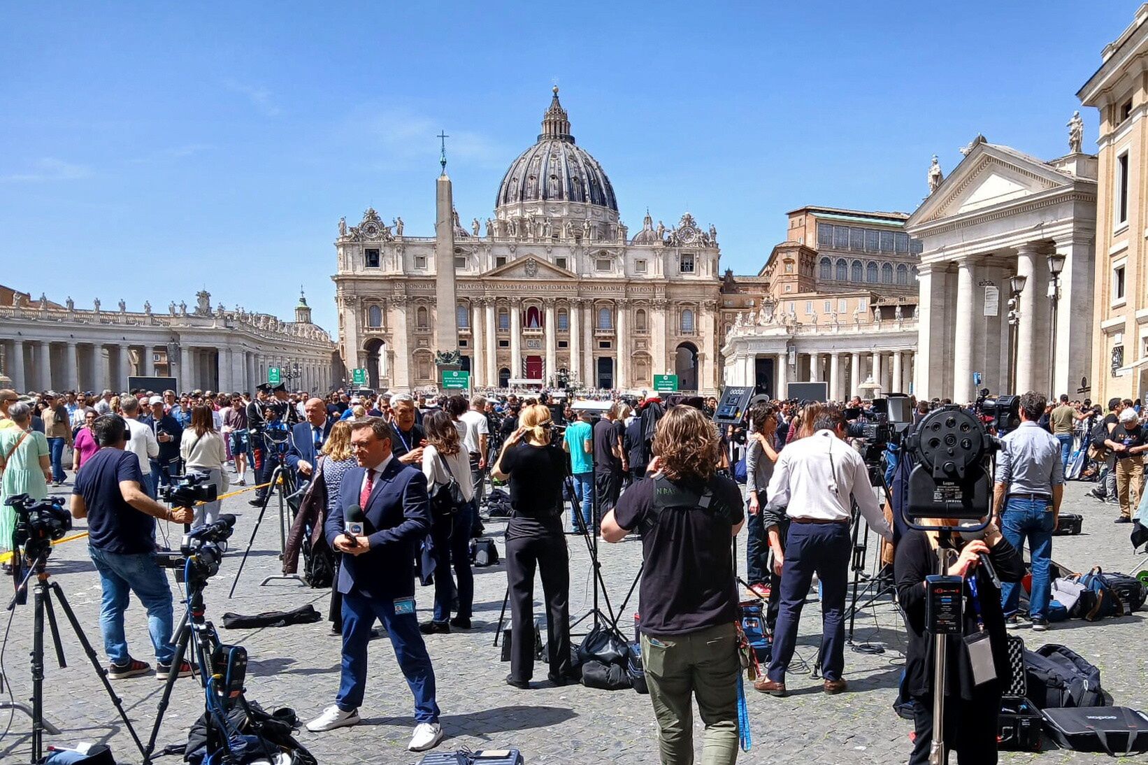 "Sytuacja nadzwyczajna". Polacy organizują się po śmierci Franciszka