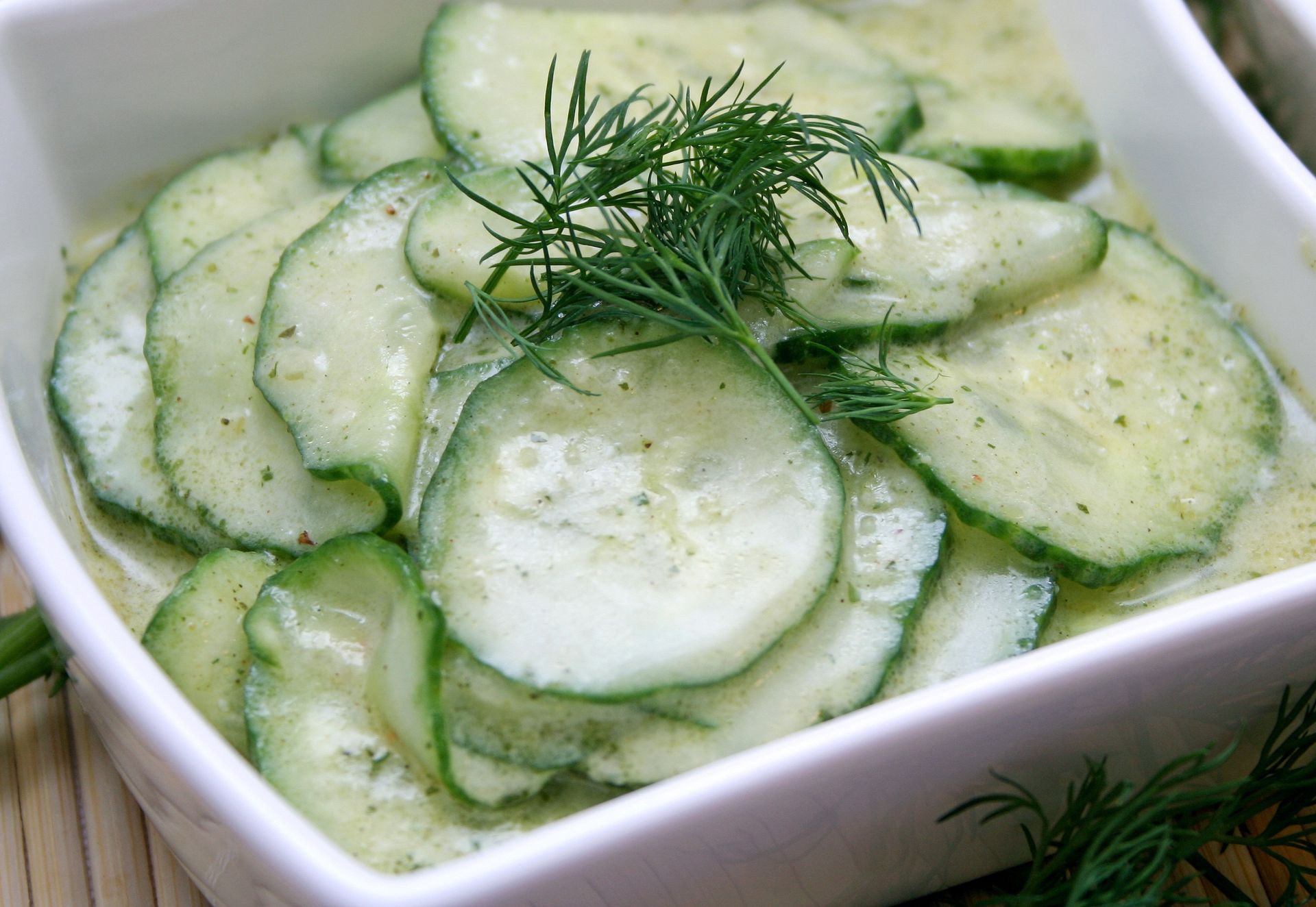 Wymieszaj 1 łyżeczkę ze śmietaną i dodaj do mizerii. Będzie o niebo lepsza niż tradycyjna