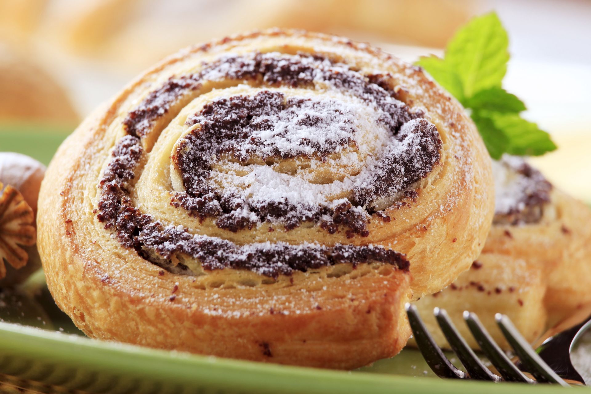 Biorę ciasto francuskie i mak. Te zawijańce znikają raz dwa