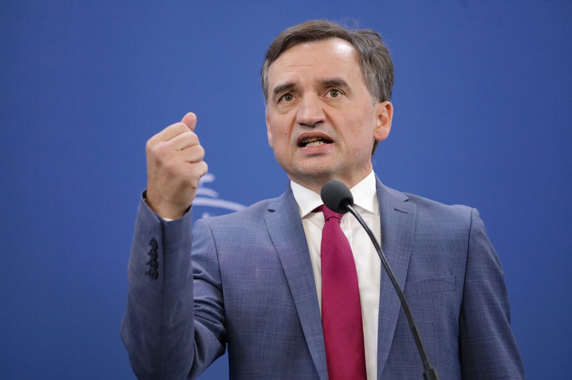 Przyłapali Ziobrę w Budapeszczie. Pod wycieraczką byłą "niespodzianka"