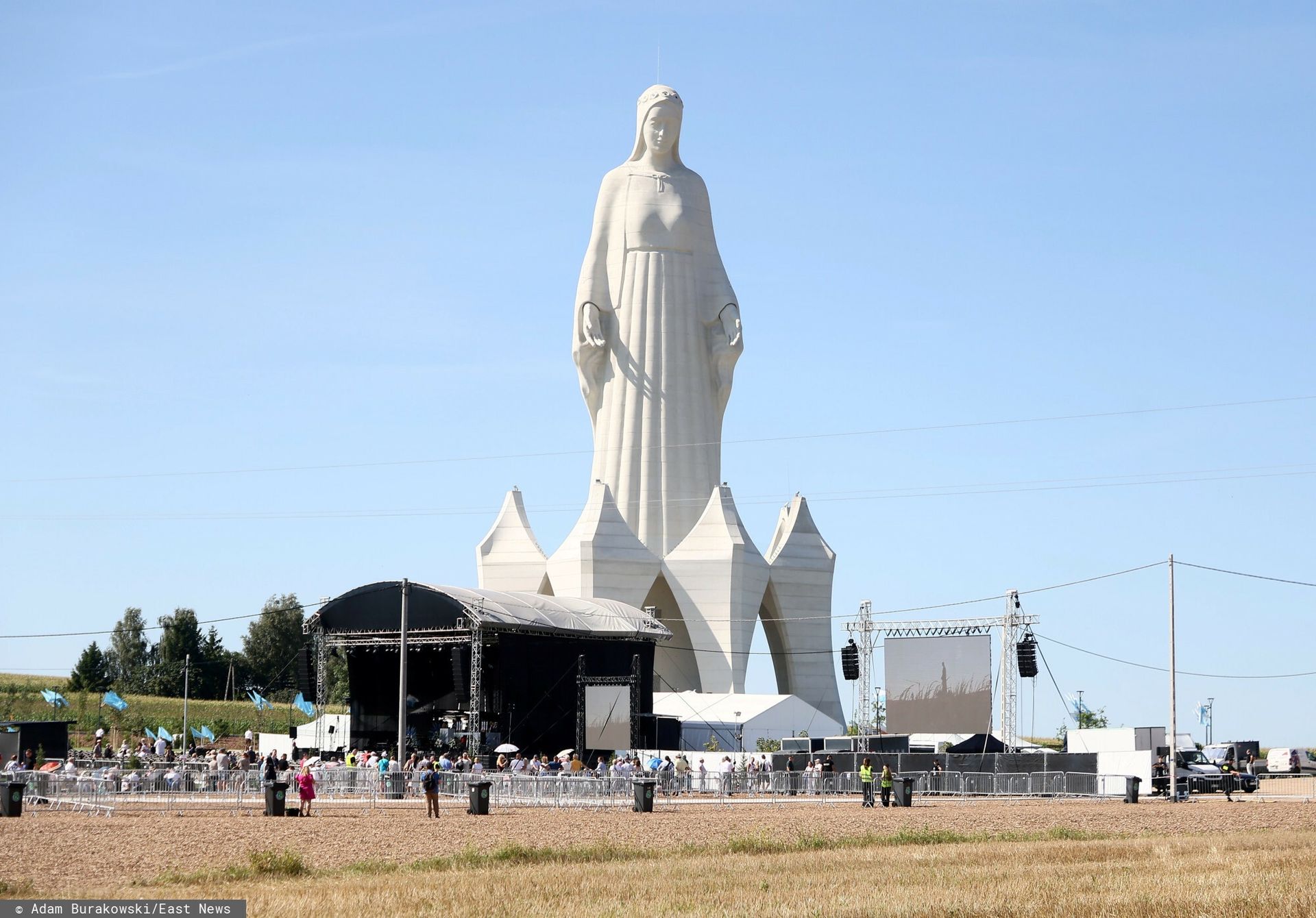 Pomnik Matki Bożej wywołał burzę. Sieć punktuje koszty oraz zwolnienia