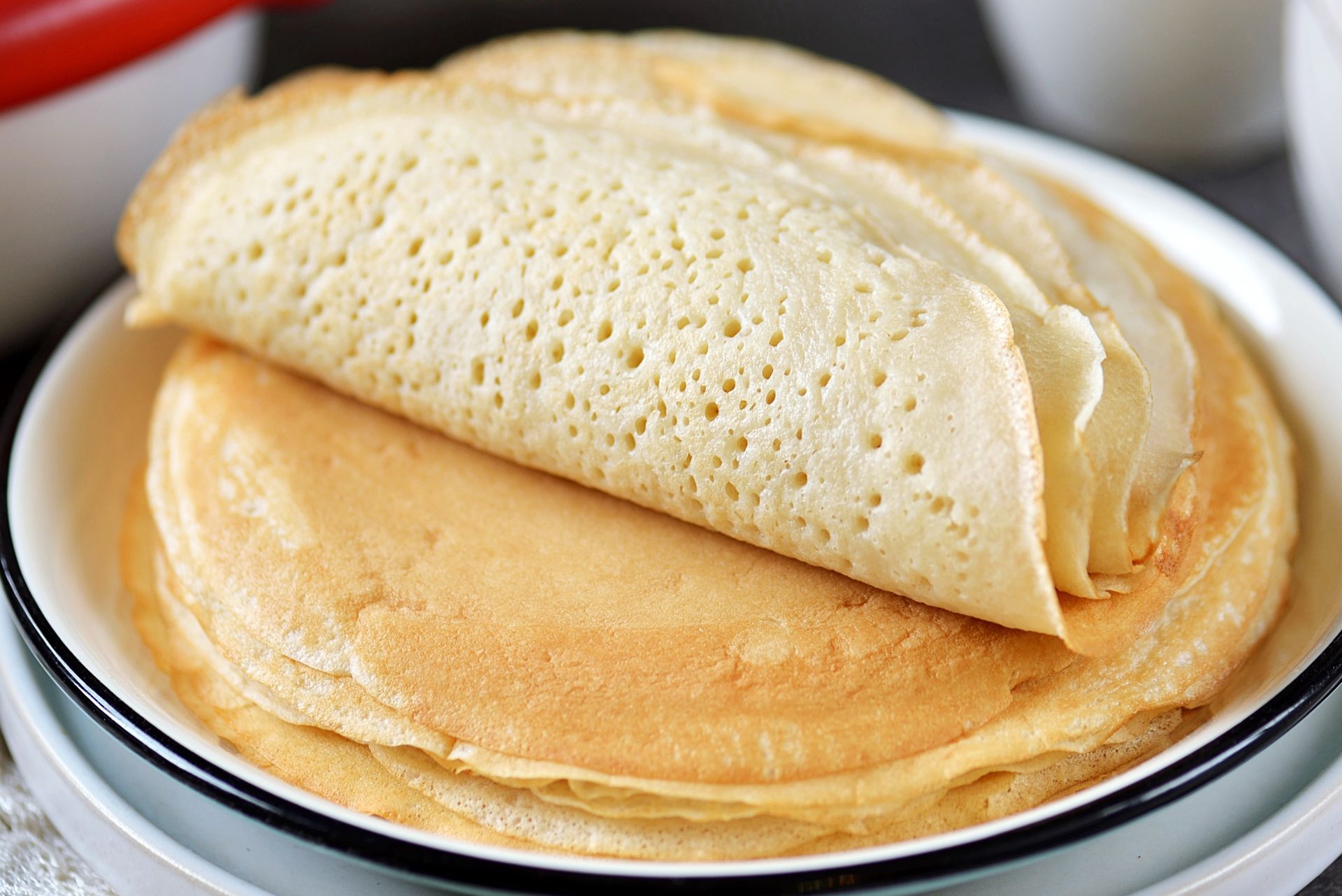 Koniec z rwącym się ciastem. Zmieszaj te składniki, a naleśniki wyjdą idealne za każdym razem