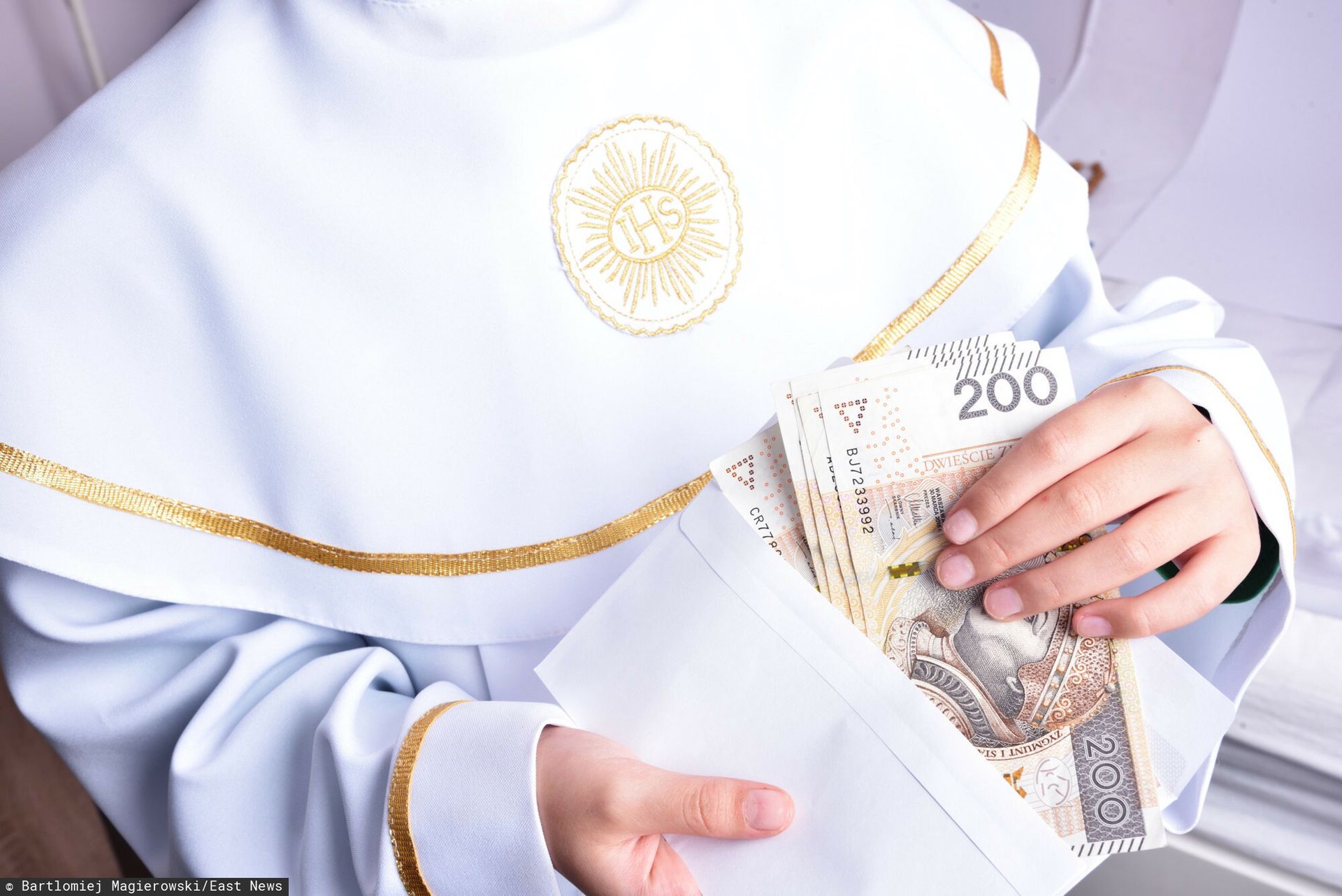 Ile chrzestni dają na komunię? W kopercie choćby dwa tysiące