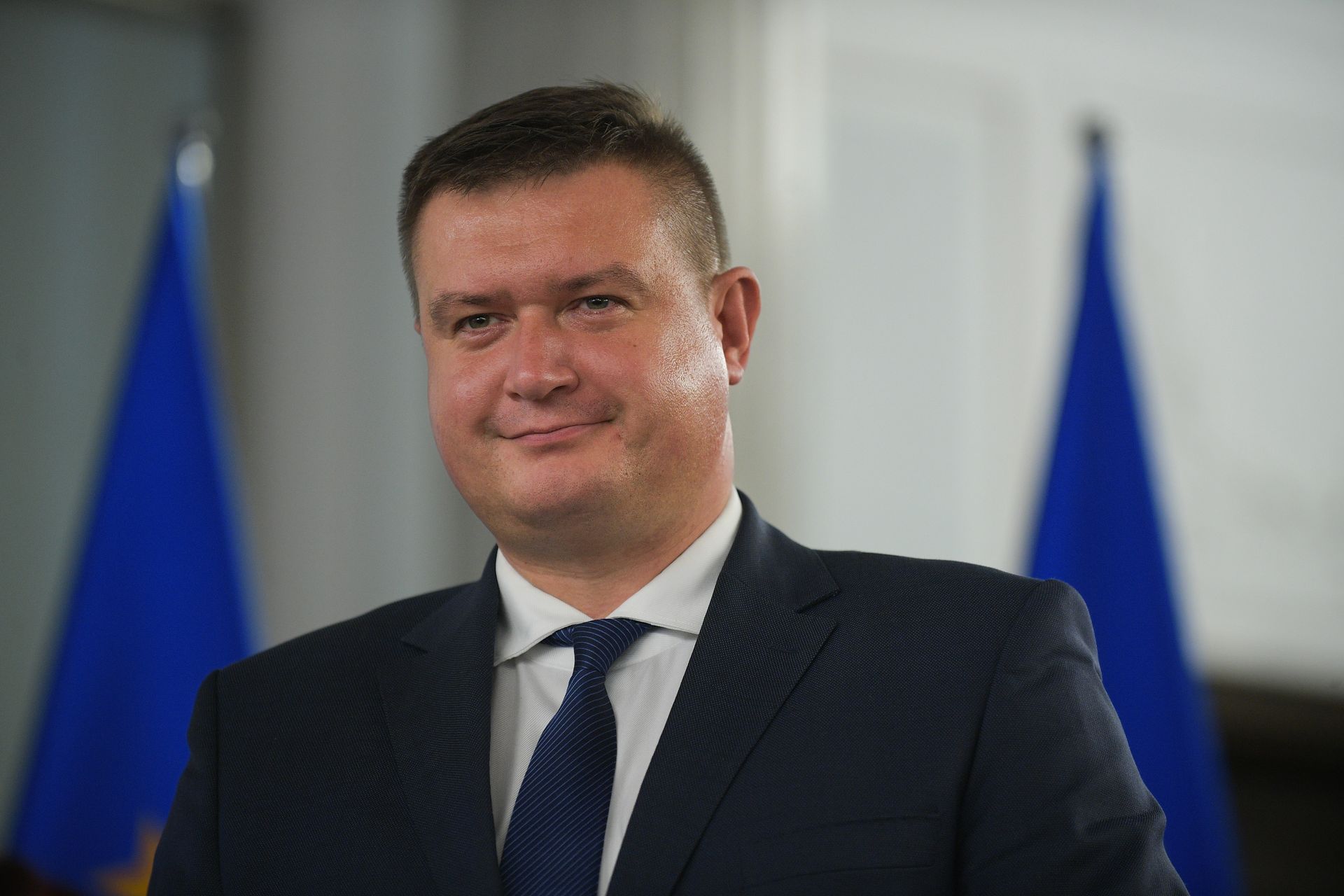 Służby wyniosły go z samolotu. Poseł PiS znów się tłumaczy